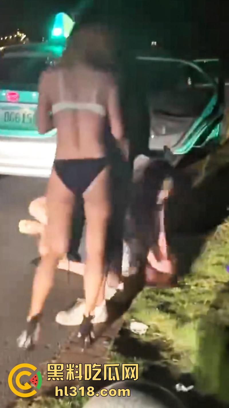 广州夜店女斗殴现场，俩长腿妹爆揍少妇，只穿胸罩内裤看着可真养眼啊，这样的战斗可太爱看了！-8