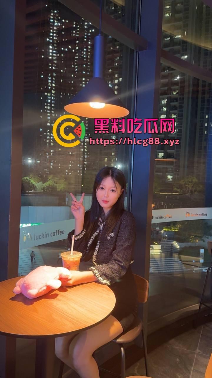 河北老铁偷拍邻居巨乳少妇全裸拖地，奶子甩得跟钟摆似的骚得邪乎，这贱货啥怪癖非要光腚擦地板？-1