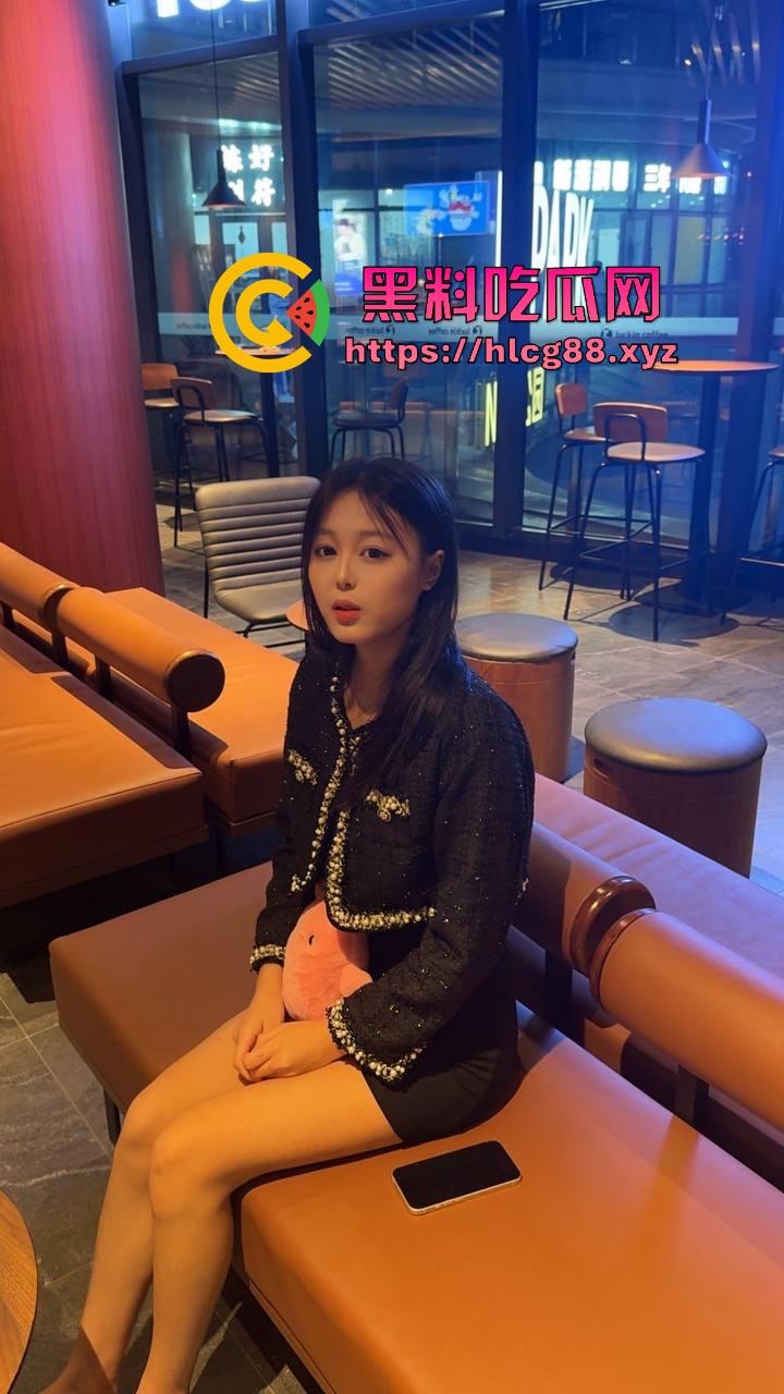 河北老铁偷拍邻居巨乳少妇全裸拖地，奶子甩得跟钟摆似的骚得邪乎，这贱货啥怪癖非要光腚擦地板？-5