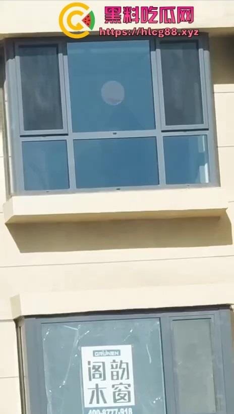 河北老铁偷拍邻居巨乳少妇全裸拖地，奶子甩得跟钟摆似的骚得邪乎，这贱货啥怪癖非要光腚擦地板？-11