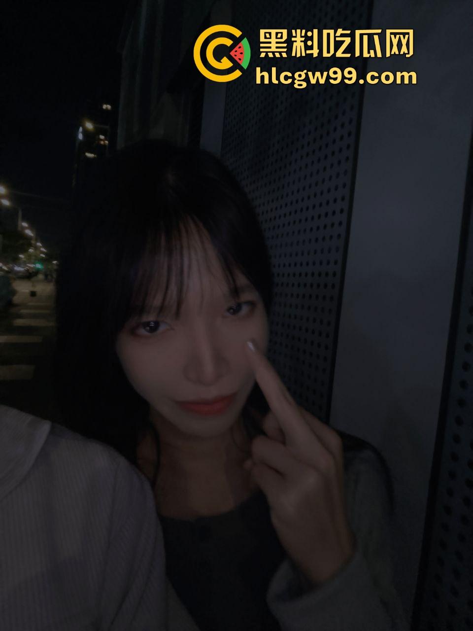 太子前任贱货【孙景祐】投稿曝光，制服套装全被爆干，骚到竖中指比友好手势，各种姿势玩得花样百出！-1