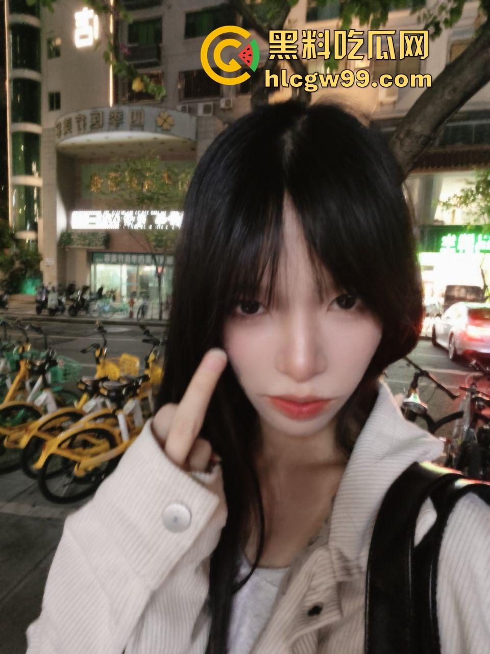 太子前任贱货【孙景祐】投稿曝光，制服套装全被爆干，骚到竖中指比友好手势，各种姿势玩得花样百出！-2