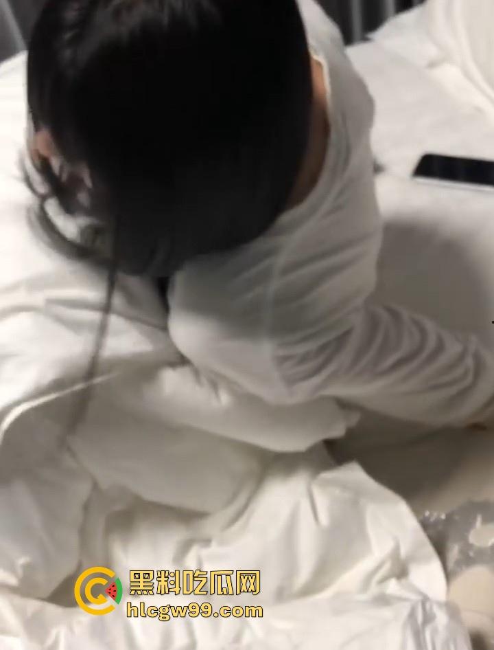 北京华东交大学极品大一萌妹【唐伊】约炮体育生被偷拍，跪舔足交画面刺激，很有撸点！-4