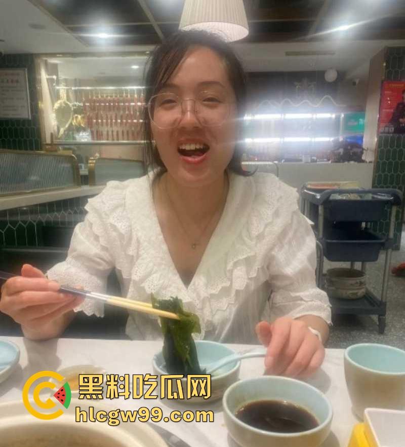 武汉中学高中老师【李伟静】现实中一副为人师表的姿态,在家就犹如是发情的母狗一样的骚,私密视频遭泄露曝光。-1