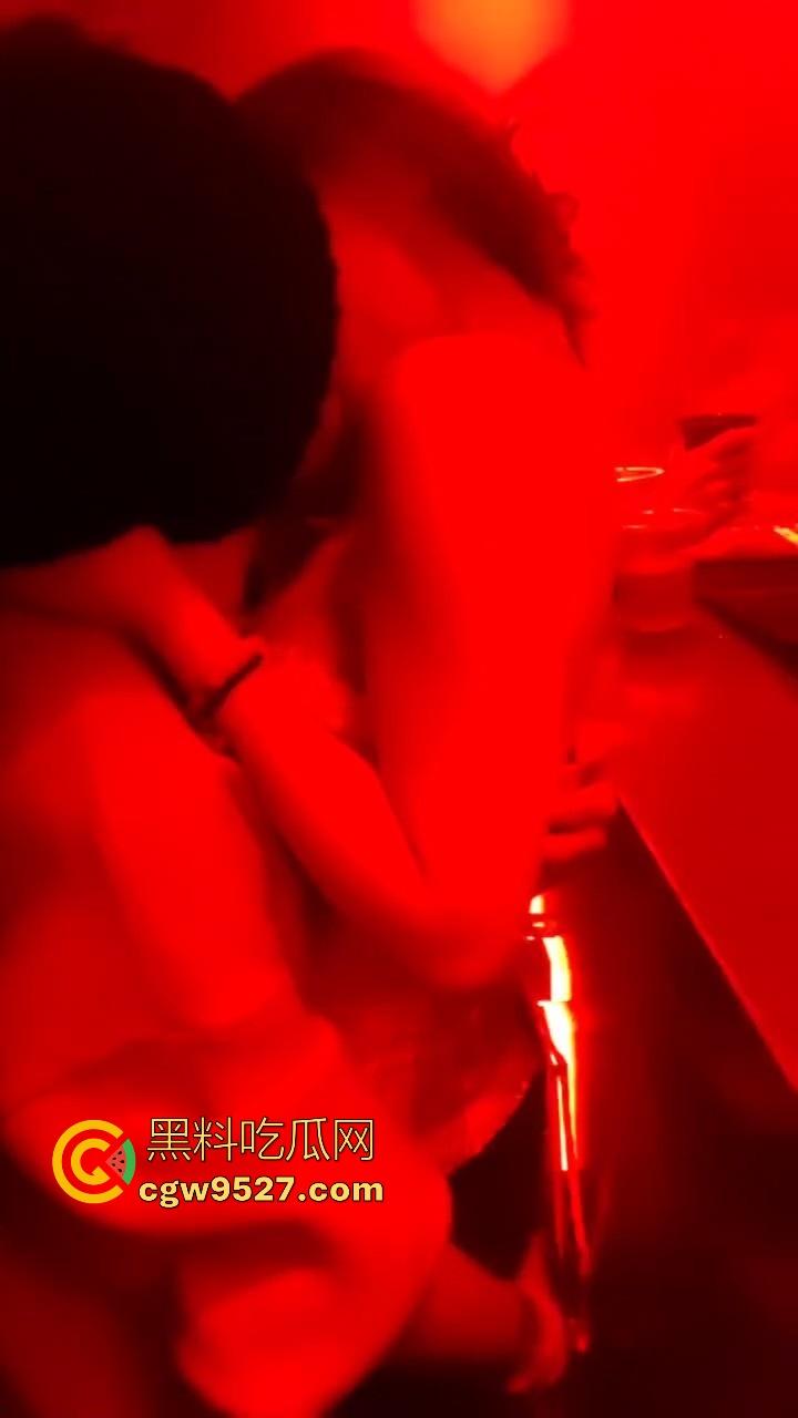 见面前说好不做，没想到两杯酒下肚，乖乖臣服我的胯下，用大屌征服极品酒吧营销，无套猛插！-3