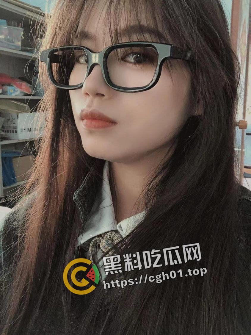 湖南母狗【陆世婷】背着男朋友约学长学弟3p 开肛初体验 手指全部塞满 水真多啊-2