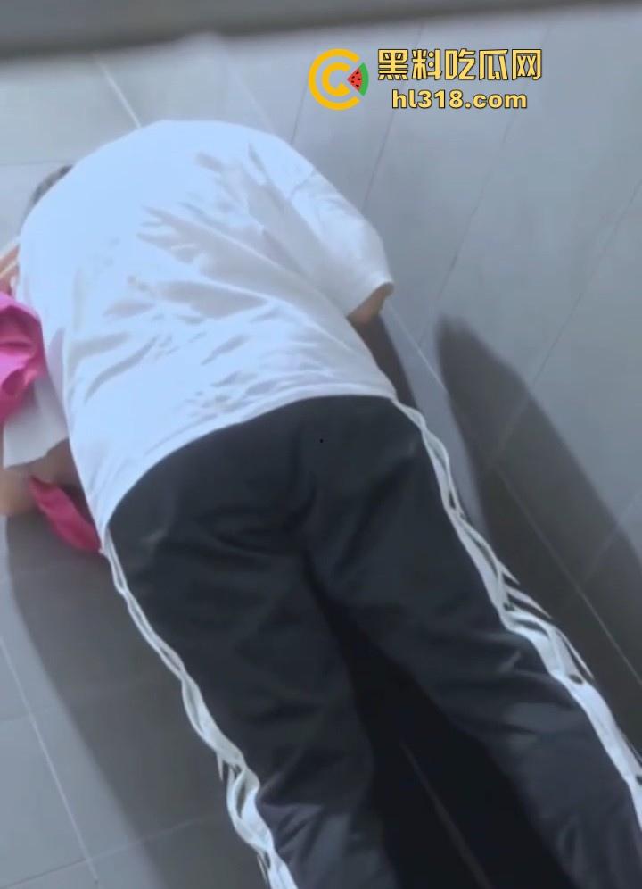 大学校园厕所偷拍，偶遇拉拉厕所扣穴偷情，没鸡巴假装硬顶，真想上去帮她插一下，真是暴殄天物！-4