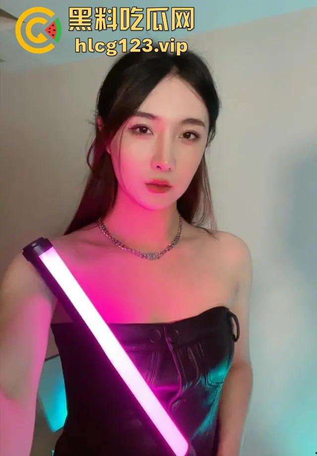 软饭小王子『焦皮』！抱富婆、撩老头，变性网红『智博』钱袋被掏空，软饭吃到爽！-41