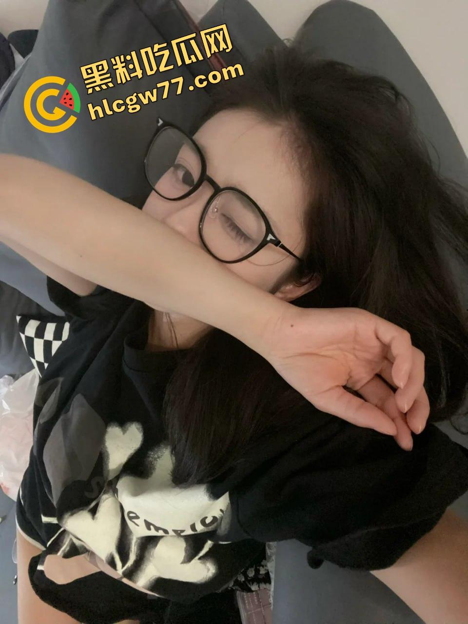 唐山邻居眼镜小妹『黎蒨』私拍曝光，被隔壁猥琐老王假借送礼为由，拉到厕所强制深喉打脸！-3