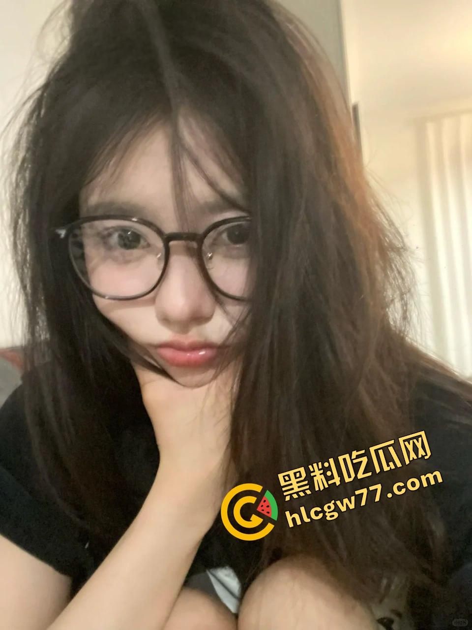 唐山邻居眼镜小妹『黎蒨』私拍曝光，被隔壁猥琐老王假借送礼为由，拉到厕所强制深喉打脸！-5