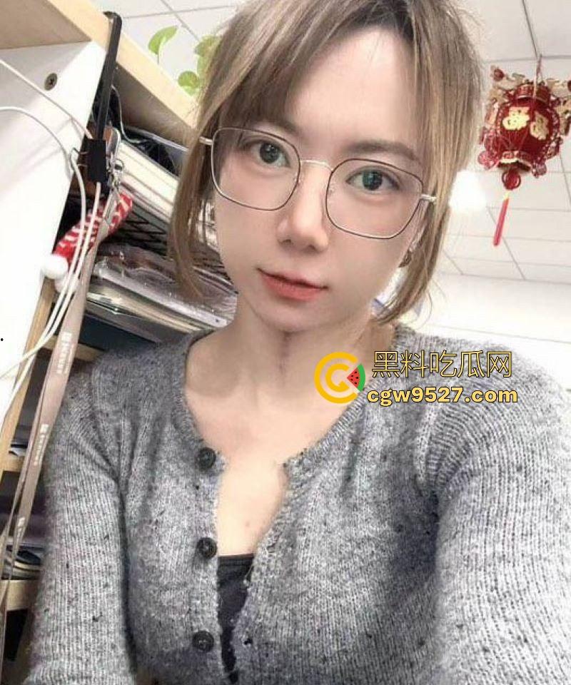 体制内文员【段潇潇】私生活大曝光，可爱粉嫩少妇每晚加班服侍舔弄领导，翻白眼挑逗口交，反差到极点！-4