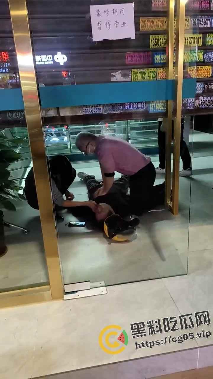 畅跑外卖员过劳猝死！一人跑三个人的量 卷死同行 卷死自己 现场抢救画面曝光-5