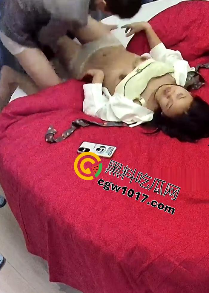 酒店针孔实拍 高颜妹子约炮翻车!男友30秒缴械,衣服没脱完就射了!-4