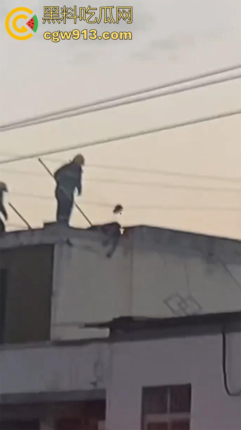 偷情人妻竟丢了命, 四川成都郫县一男子,偷情彩票站老板娘,老公突然回来只能躲在楼顶,竟被当场电死!-5