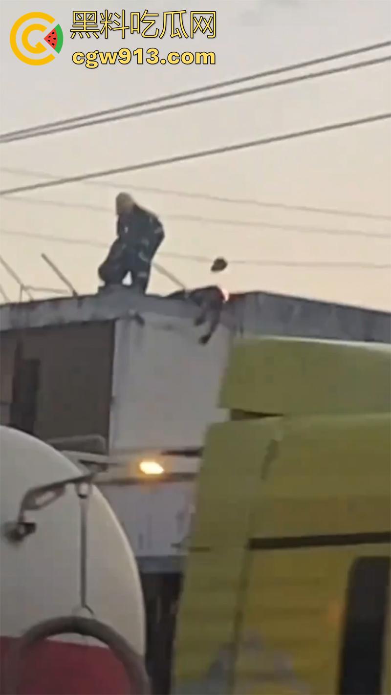 偷情人妻竟丢了命, 四川成都郫县一男子,偷情彩票站老板娘,老公突然回来只能躲在楼顶,竟被当场电死!-6