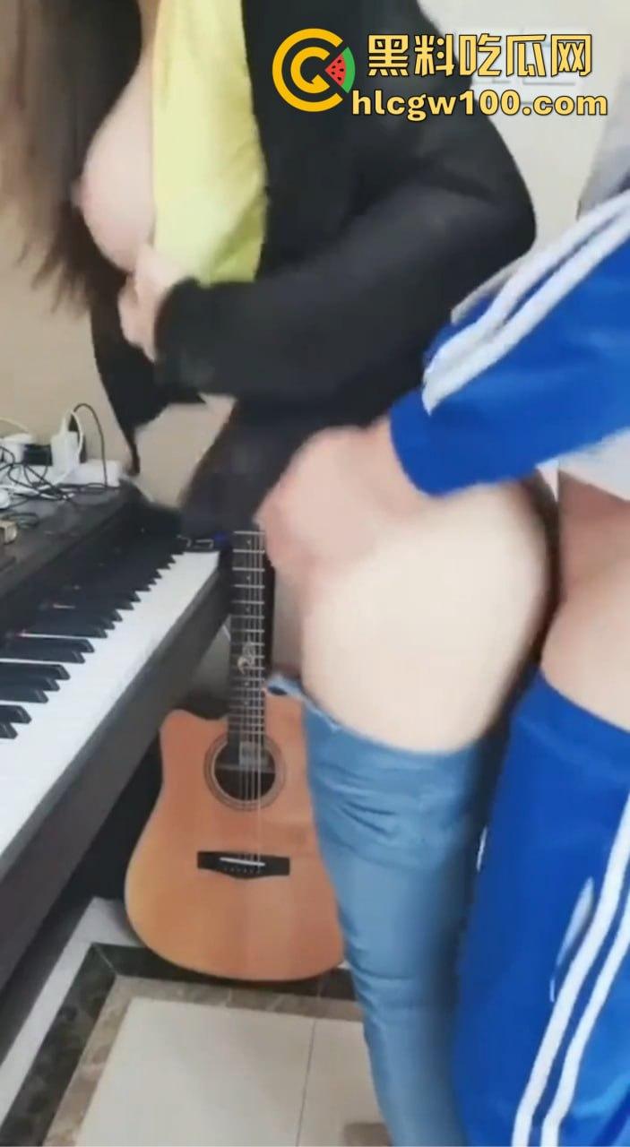 杭州外围『宋佳怡』太拼了 没单子就自导自演拍黄播 化身钢琴老师华伦天奴色诱学生，朋友圈广告直接骚到飞起！-12