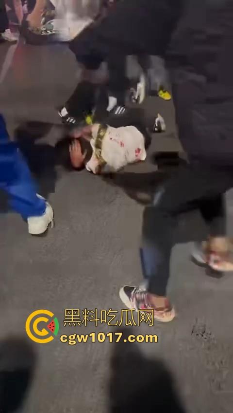 精神小伙街头围殴，骑着鬼火拿着铁棍上来抡，打得满身是学，年轻人打人真的没轻没重的！-5