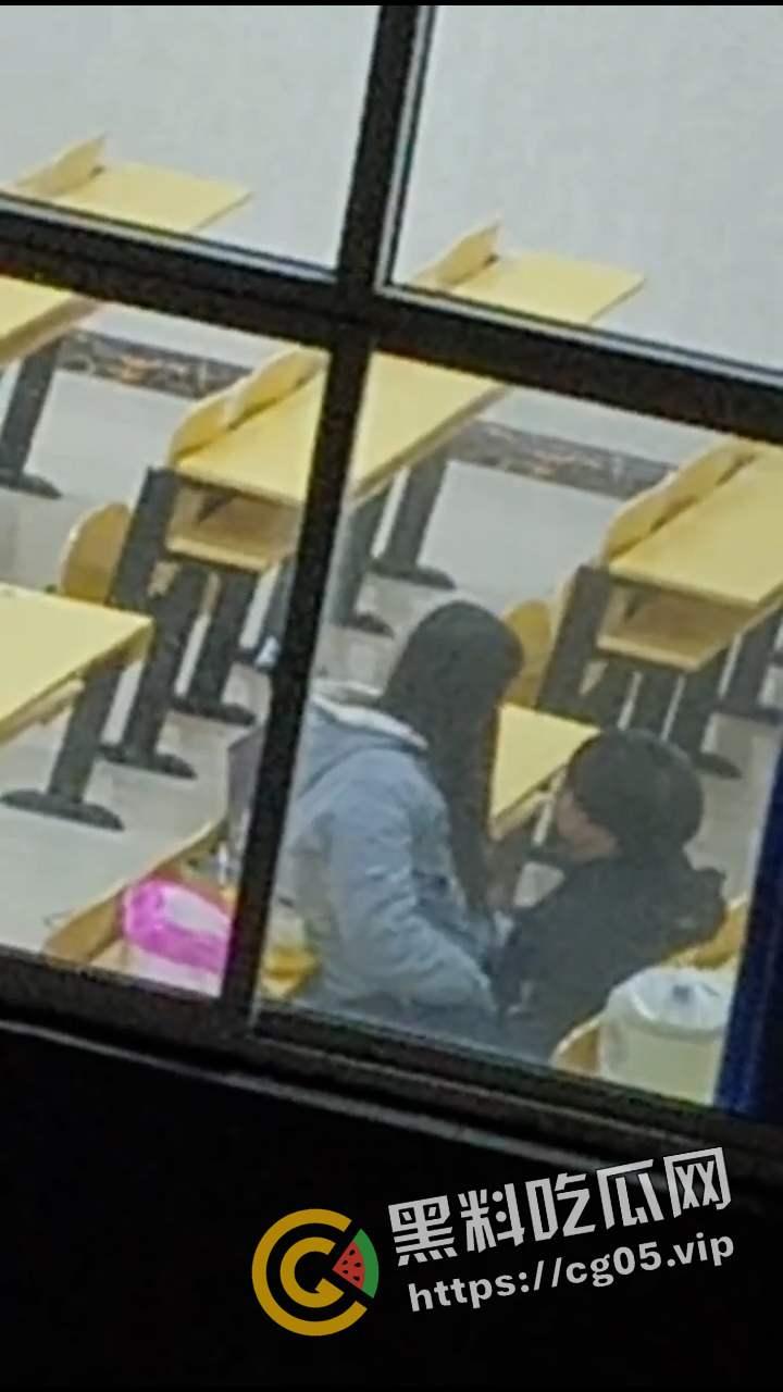石家庄工程学院情侣教室内直接口交 被同学偷拍曝光到网上 年轻人就是喜欢随时随地来一炮-5