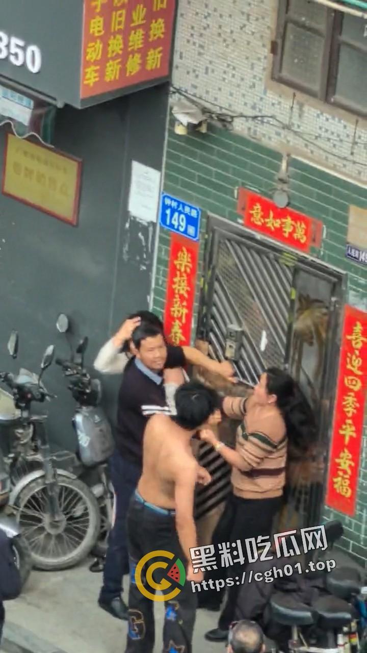 广东番禺 公公出轨儿媳 一家人街上大打出手 场面混乱 民警来了也束手无策-2