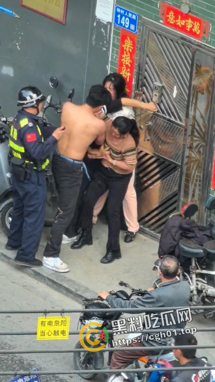 广东番禺 公公出轨儿媳 一家人街上大打出手 场面混乱 民警来了也束手无策-3