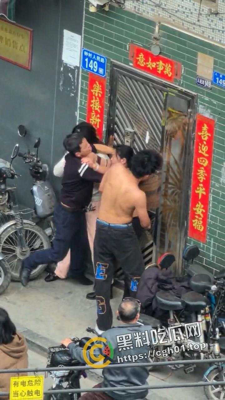 广东番禺 公公出轨儿媳 一家人街上大打出手 场面混乱 民警来了也束手无策-4