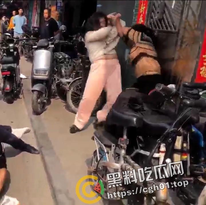 广东番禺 公公出轨儿媳 一家人街上大打出手 场面混乱 民警来了也束手无策-5