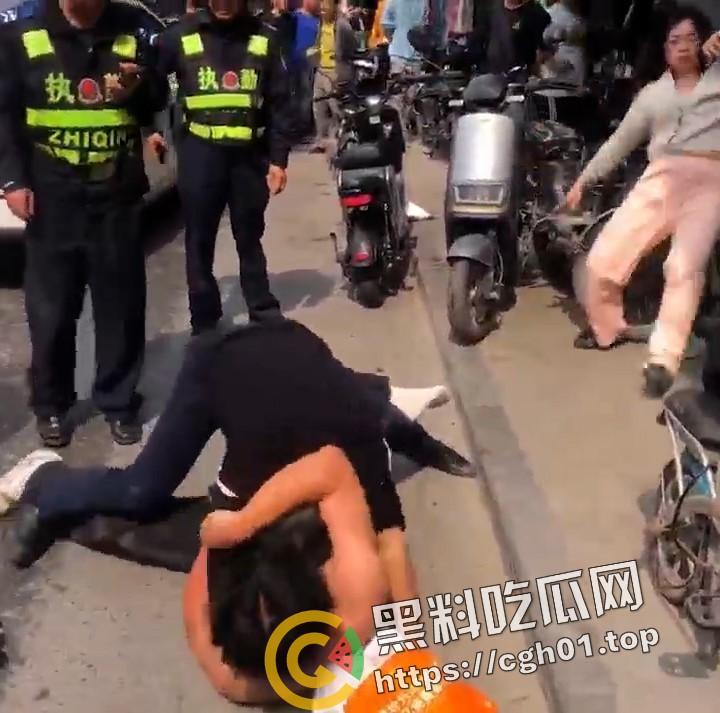 广东番禺 公公出轨儿媳 一家人街上大打出手 场面混乱 民警来了也束手无策-6