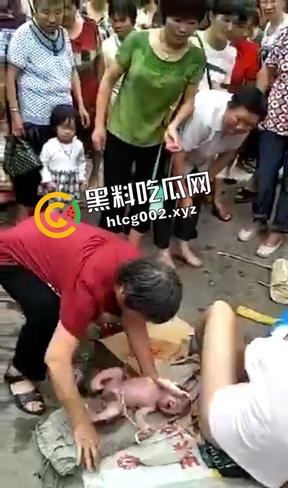 妇女当街站着生小孩 直接就拉出来了 现场视频流出 血腥慎入-4