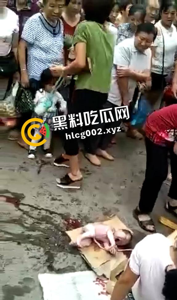 妇女当街站着生小孩 直接就拉出来了 现场视频流出 血腥慎入-5