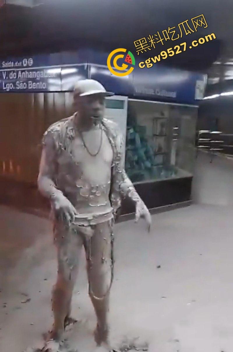 海外大瓜！惊悚画面曝光！巴西男子圣保罗地铁站瞬间自燃，身浇汽油与烈火共舞-4