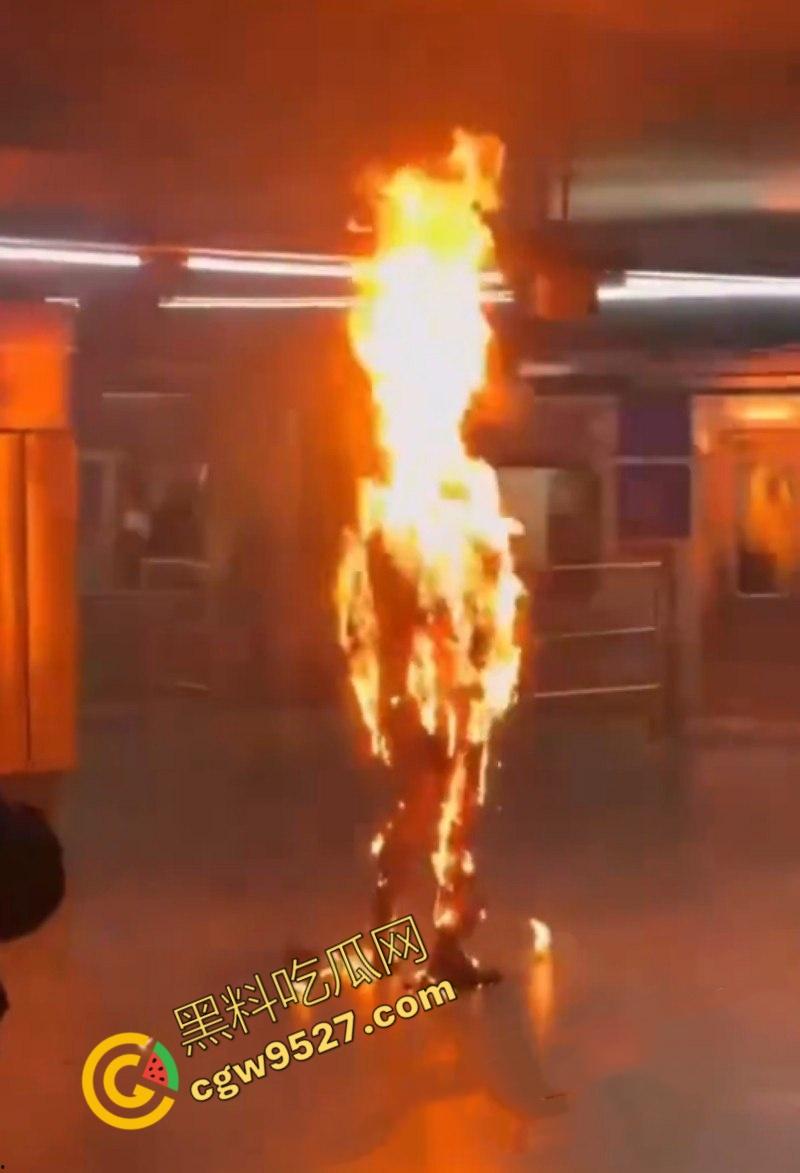 海外大瓜！惊悚画面曝光！巴西男子圣保罗地铁站瞬间自燃，身浇汽油与烈火共舞-5
