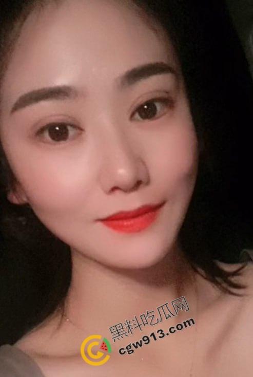 河南武陟县网红【王家二小姐】惨遭男友背叛，小三身材火辣，原配上门怒扇渣男与小三，震撼一幕引热议！-5