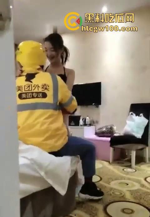 带着女友跟性感闺蜜勾引美团外卖员群交，外卖停止接单了从酒店干到KTV内容刺激又真实太疯狂了！-5