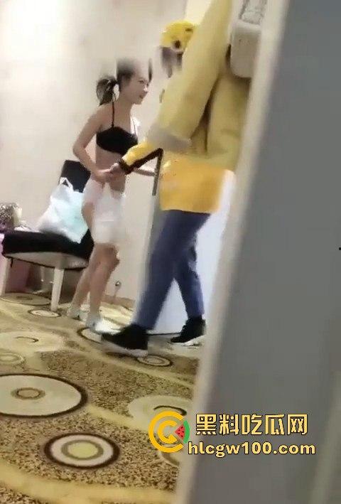 带着女友跟性感闺蜜勾引美团外卖员群交，外卖停止接单了从酒店干到KTV内容刺激又真实太疯狂了！-8