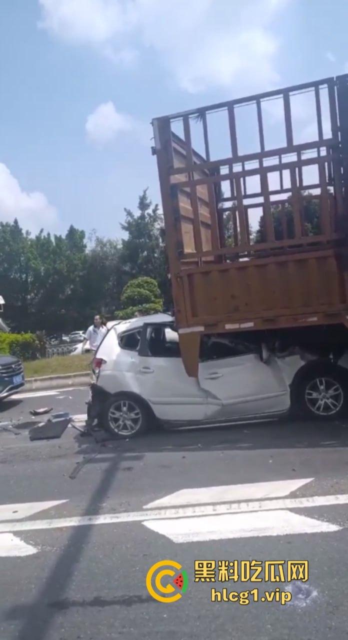 突发！广州番禺发生多车相撞事故 现场画面流出 让人非常震撼…-6