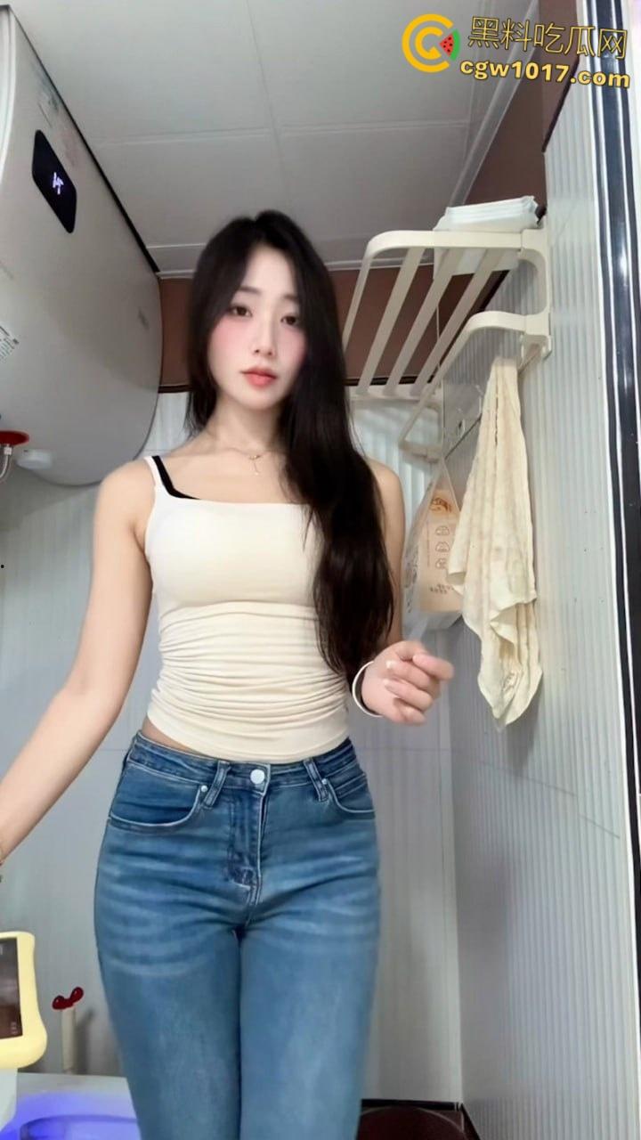 抖音高颜值网红【小绵羊】，金主定制骚舞福利流出，身材纤细性感妖娆，黑色蕾丝三点制服，淫荡骚舞极致诱惑！-2