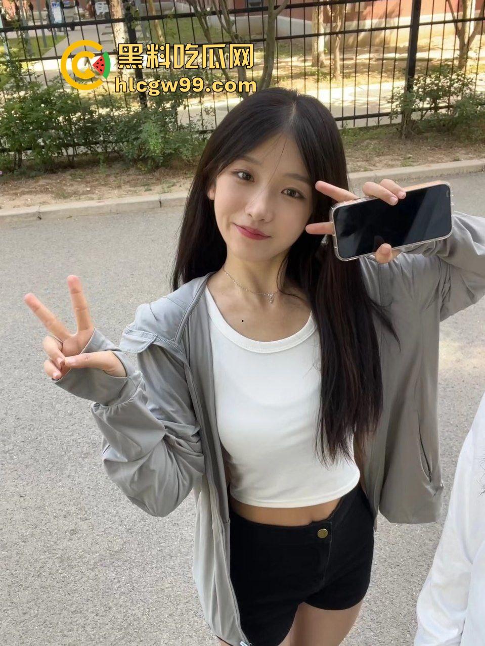 苏州艺术学校反差婊【陈萱怡】自拍高三刚刚发育成熟的纯天然美奶，私底下还高价酒店打炮后入！独家流出-2