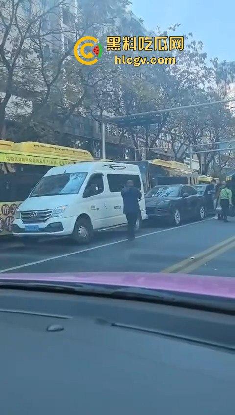 兰州公交车失控酿大祸,狂撞多车现场如战场!4人受伤,目击者吓到腿软!-3