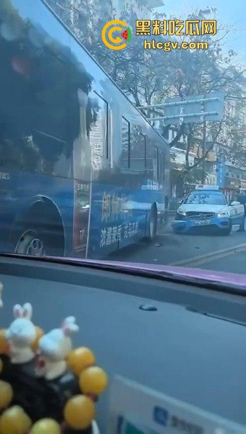 兰州公交车失控酿大祸,狂撞多车现场如战场!4人受伤,目击者吓到腿软!-4