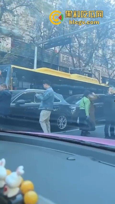 兰州公交车失控酿大祸,狂撞多车现场如战场!4人受伤,目击者吓到腿软!-5