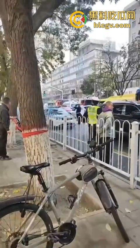 兰州公交车失控酿大祸,狂撞多车现场如战场!4人受伤,目击者吓到腿软!-8