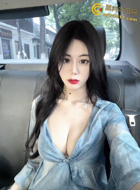 抖音网红 【小茶吃不饱】大尺度福利视频，淫浪骚货揉奶自拍，极品白虎嫩逼直播扣逼，自慰喷汁高潮颤抖！-2