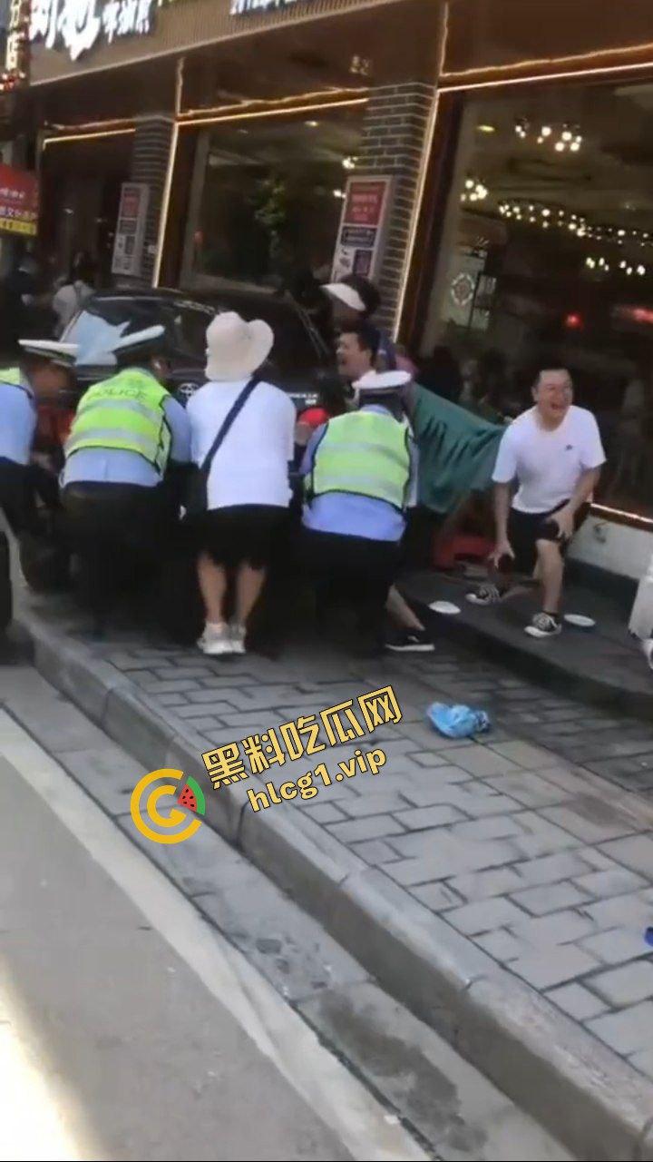 桂林阳朔十字街 黑车轿车失控 冲撞行人 造成3人受伤！-5