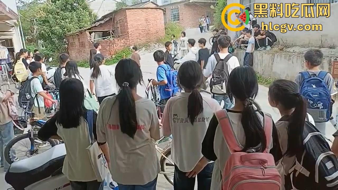 江西赣州某中学学生打群架！围观群众成了吃瓜看戏团场面火爆！-2