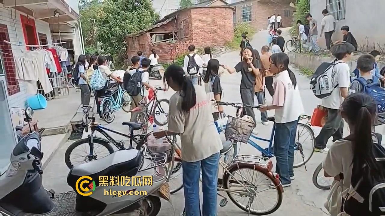 江西赣州某中学学生打群架！围观群众成了吃瓜看戏团场面火爆！-9