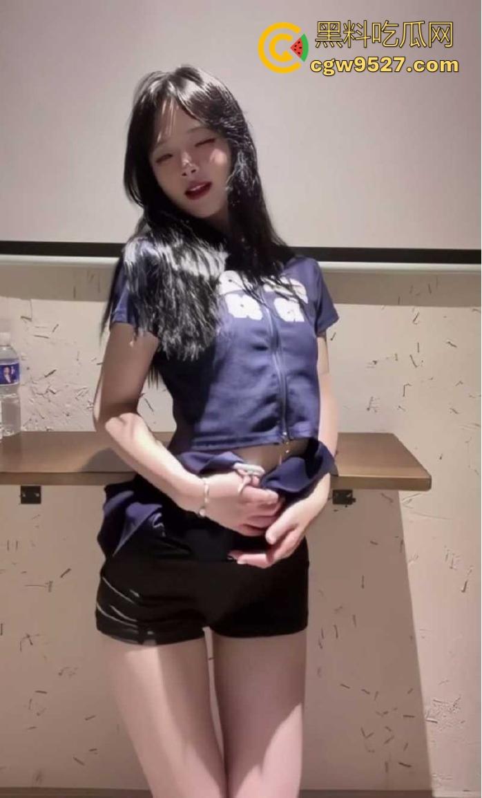 抖音擦边网红【梁柳】定制裸舞曝光，颜值爆表，身材纤细如柳,在镜头前褪去清纯外衣，赤裸展现曼妙舞姿!-7