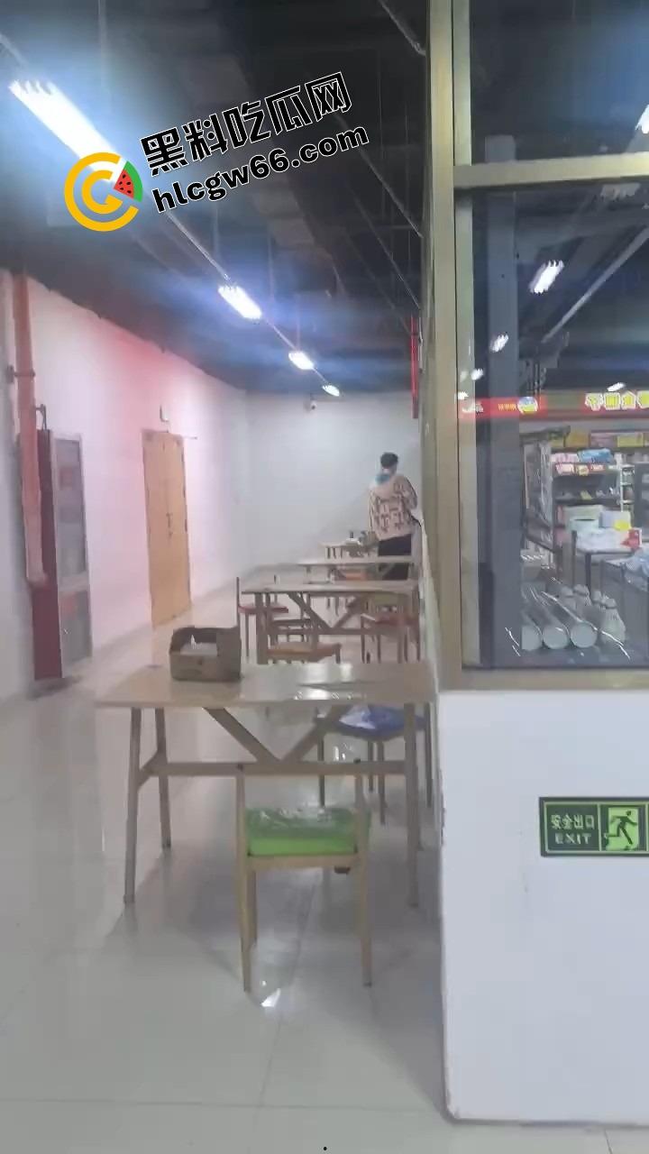 00后大学生太敢了，大学商店旁边直接开干，女的一骑到底爽叫连连，同学边吃瓜边看LIVE！-1