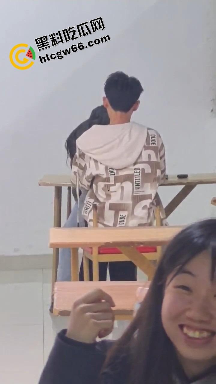 00后大学生太敢了，大学商店旁边直接开干，女的一骑到底爽叫连连，同学边吃瓜边看LIVE！-4