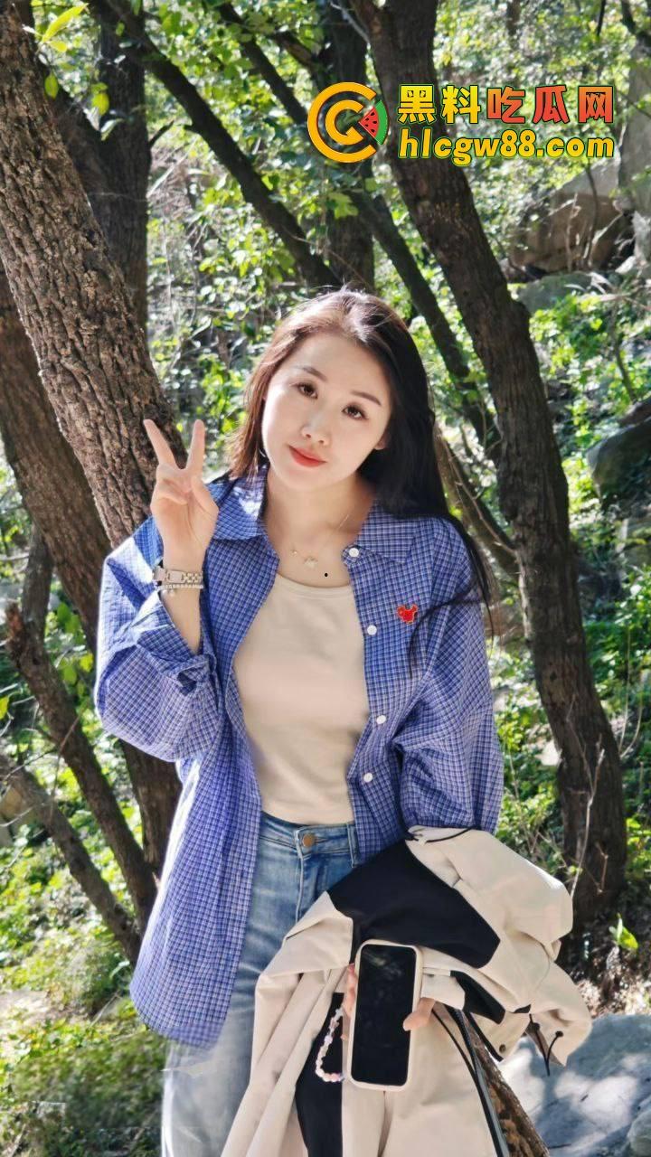 山东泰山驴友『吴昕』被狼友调教,反差婊母狗本性觉醒,黑丝撕裂淫水横流,彻底臣服狼友的暴力操弄!-1