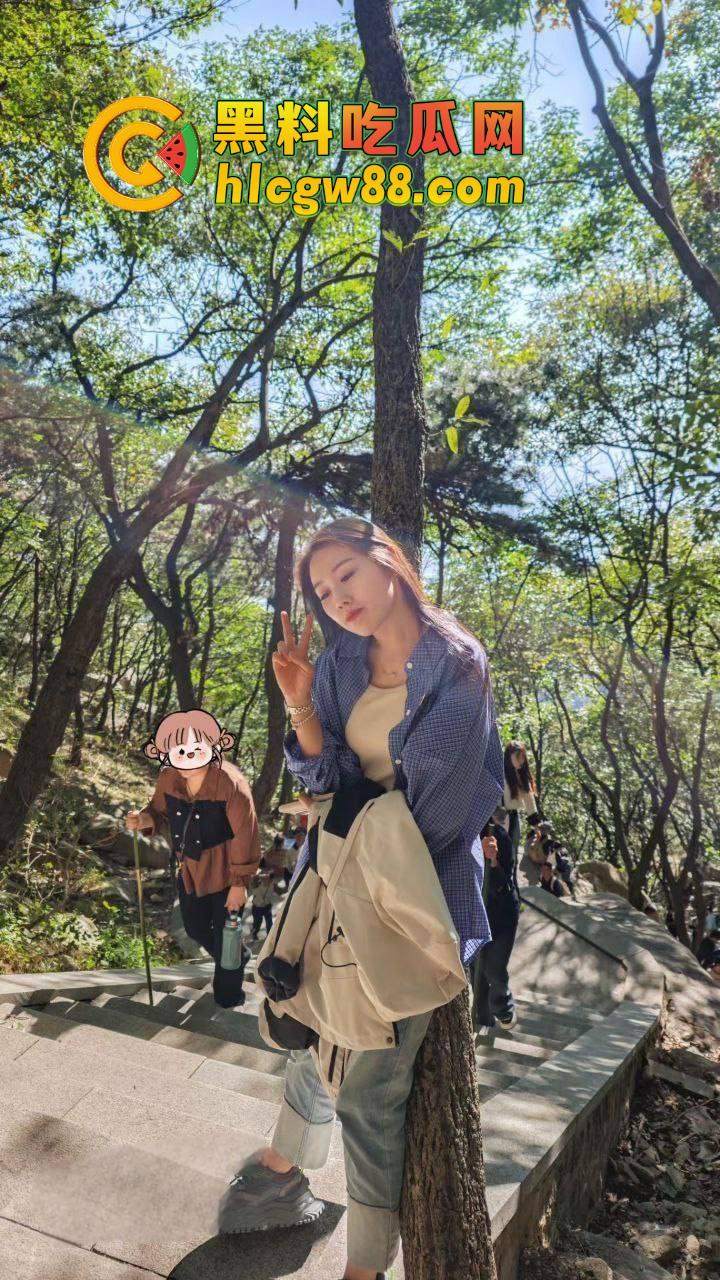 山东泰山驴友『吴昕』被狼友调教,反差婊母狗本性觉醒,黑丝撕裂淫水横流,彻底臣服狼友的暴力操弄!-3